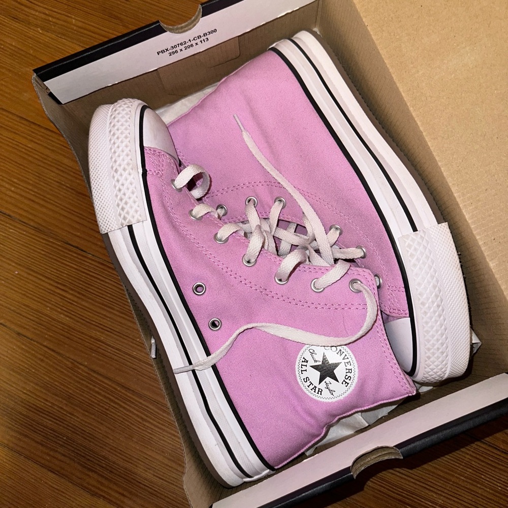 pink converse💗